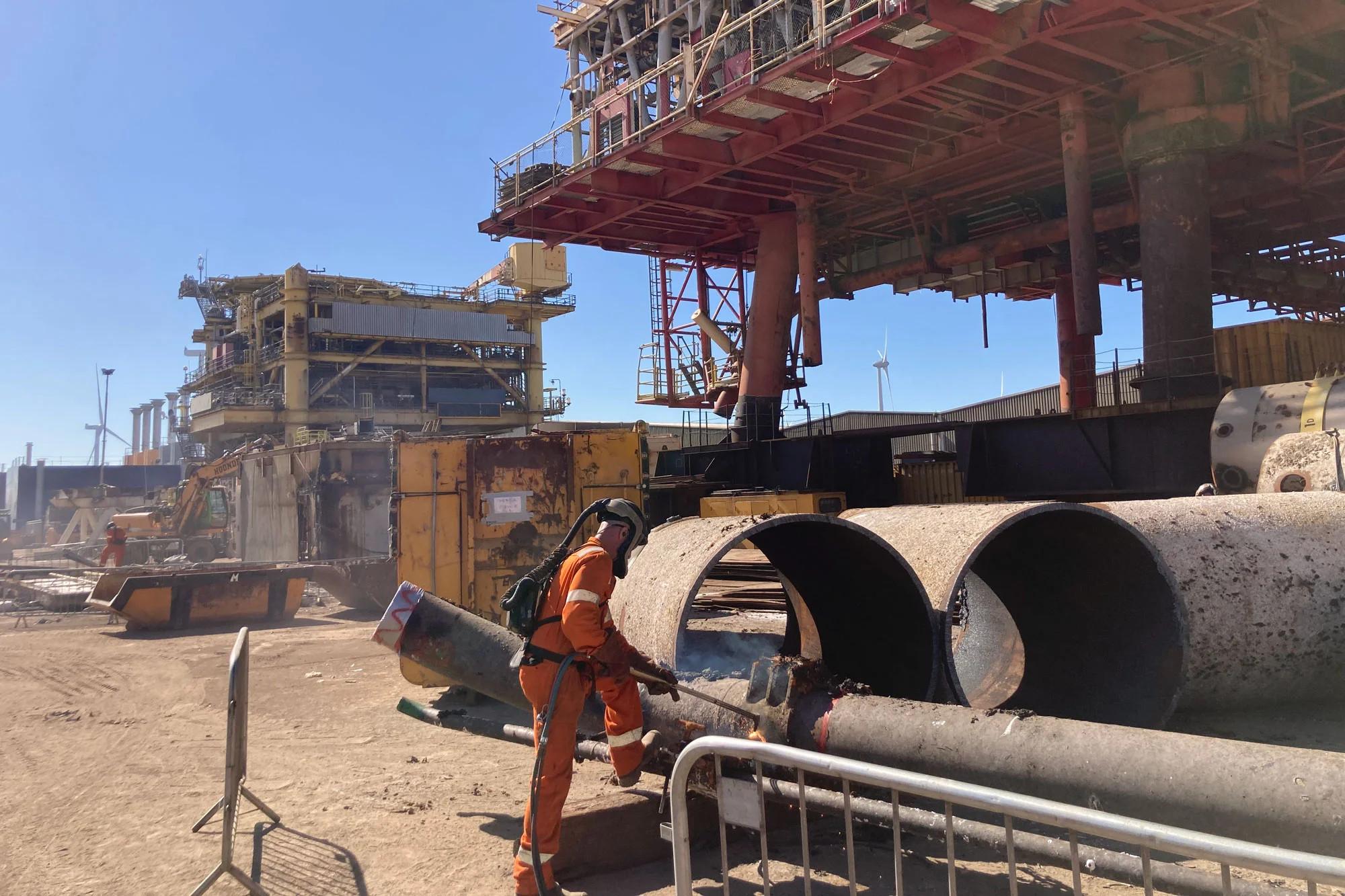 Oil and gas platform crane decommissioning